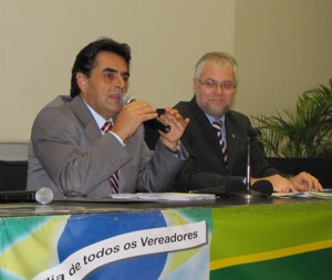 Domingos Sávio e Aécio assumem compromisso com vereadores deputado domingos savio - vereadores